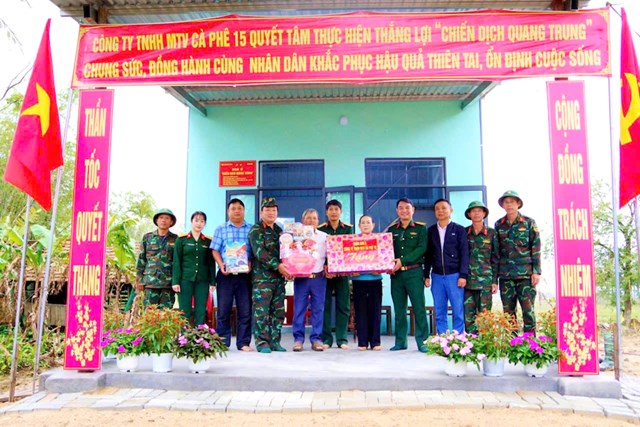 C&oacute; nh&agrave; để ở, c&aacute;c hộ c&ograve;n nhận được phần qu&agrave; hỗ trợ từ C&ocirc;ng ty c&agrave; ph&ecirc; 15.