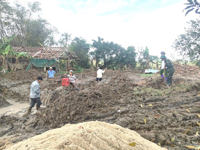 Lực lượng C&ocirc;ng ty TNHH MTV C&agrave; ph&ecirc; 15 triển khai Chiến dịch Quang Trung, trực tiếp tham gia x&acirc;y dựng, sửa chữa nh&agrave; ở cho người d&acirc;n th&ocirc;n Mỹ Điền (x&atilde; H&ograve;a Thịnh, tỉnh Đắk Lắk), g&oacute;p phần sớm ổn định đời sống sau mưa lũ.