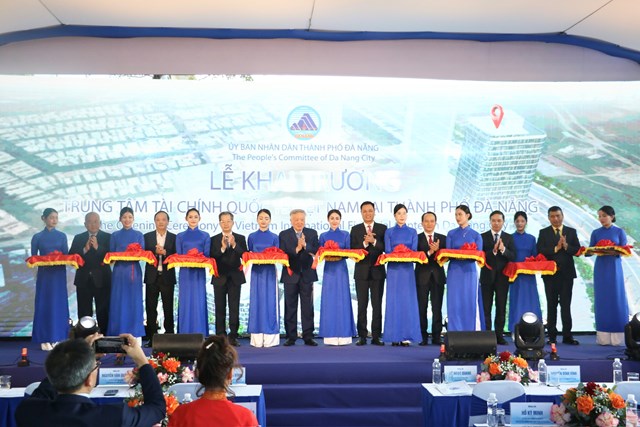 Nghi thức cắt băng&nbsp;khai trương Trung t&acirc;m T&agrave;i ch&iacute;nh quốc tế Việt Nam tại th&agrave;nh phố Đ&agrave; Nẵng.