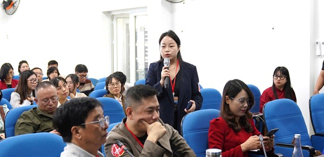 C&aacute;c đại biểu trao đổi tại buổi giao lưu.