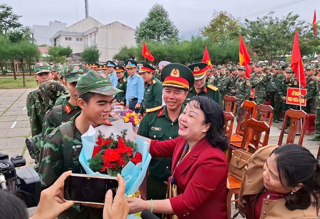 Chiến dịch kết th&uacute;c, c&aacute;c c&aacute;n bộ, chiến sỹ thuộc c&aacute;c lực lượng của Qu&acirc;n khu 5 v&agrave; Bộ Quốc ph&ograve;ng rời Đắk Lắk trong sự luyến thương của c&aacute;n bộ v&agrave; người d&acirc;n địa phương.