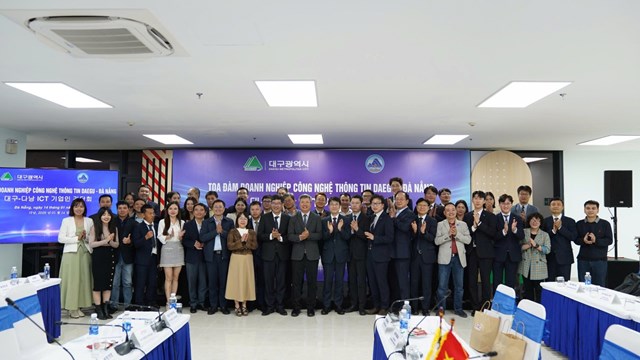 C&aacute;c đại biểu chụp ảnh lưu niệm.