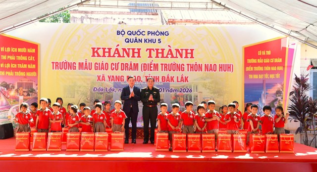 C&aacute;c phần qu&agrave; được trao đến nh&agrave; trwfng v&agrave; c&aacute;c em.