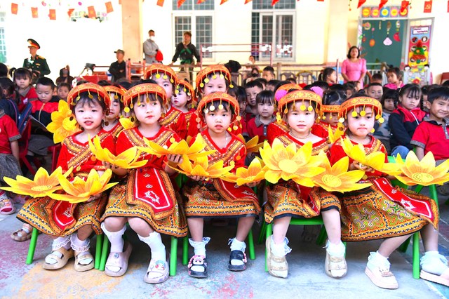 Kh&ocirc;ng kh&iacute; trang trọng, ấm &aacute;p nghĩa t&igrave;nh qu&acirc;n &ndash; d&acirc;n.