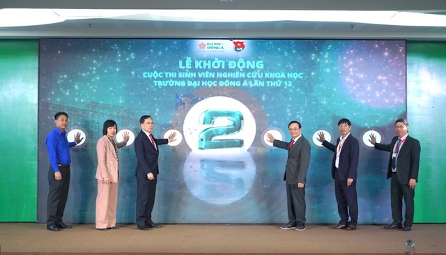 Tại chương tr&igrave;nh, cuộc thi Sinh vi&ecirc;n nghi&ecirc;n cứu khoa học Đại học Đ&ocirc;ng &Aacute; lần thứ 12, năm học 2025-2026 cũng ch&iacute;nh thức được khởi động.