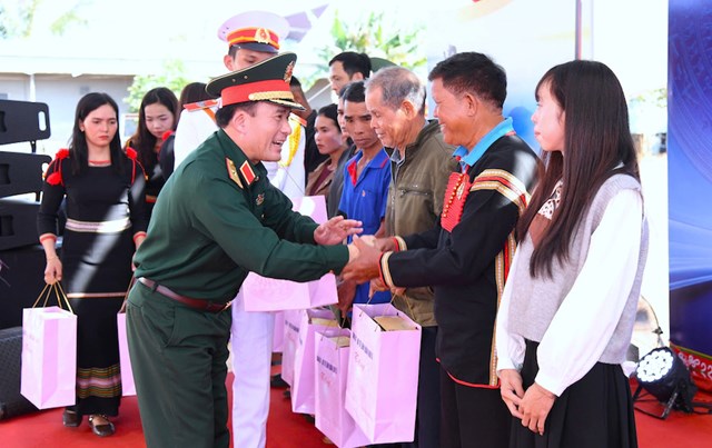 Nh&acirc;n dịp n&agrave;y, l&atilde;nh đạo Tổng cục Ch&iacute;nh trị v&agrave; Bộ Tư lệnh Qu&acirc;n khu đ&atilde; trao tặng nhiều phần qu&agrave; &yacute; nghĩa cho c&aacute;c gia đ&igrave;nh ch&iacute;nh s&aacute;ch, người c&oacute; c&ocirc;ng v&agrave; hộ d&acirc;n c&oacute; ho&agrave;n cảnh kh&oacute; khăn tại x&atilde; Cư Pơng.