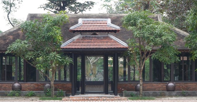 Cận cảnh c&ocirc;ng tr&igrave;nh nh&agrave; rường mới ho&agrave;n thiện trong khu&ocirc;n vi&ecirc;n di t&iacute;ch, với cốt nền n&acirc;ng cao khoảng 0,5m v&agrave; sử dụng cửa k&iacute;nh hiện đại.