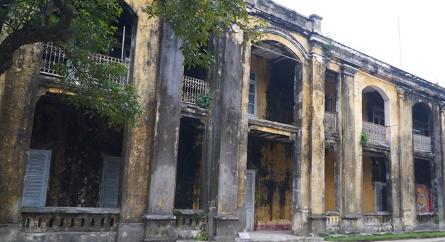 D&atilde;y nh&agrave; 2 tầng trong khu&ocirc;n vi&ecirc;n Phủ Nội vụ &ndash; c&ocirc;ng tr&igrave;nh kiến tr&uacute;c Ph&aacute;p h&igrave;nh th&agrave;nh từ đầu thế kỷ XX hiện đ&atilde; xuống cấp nghi&ecirc;m trọng, cần sớm được tu bổ, bảo tồn nhằm g&igrave;n giữ gi&aacute; trị lịch sử của di t&iacute;ch.