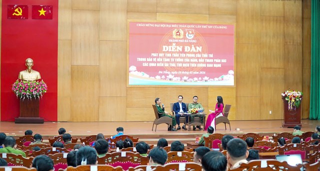 C&aacute;c đại biểu trao đổi, ph&acirc;n t&iacute;ch những vấn đề đặt ra trong c&ocirc;ng t&aacute;c giữ g&igrave;n nền tảng tư tưởng của Đảng tr&ecirc;n m&ocirc;i trường số.