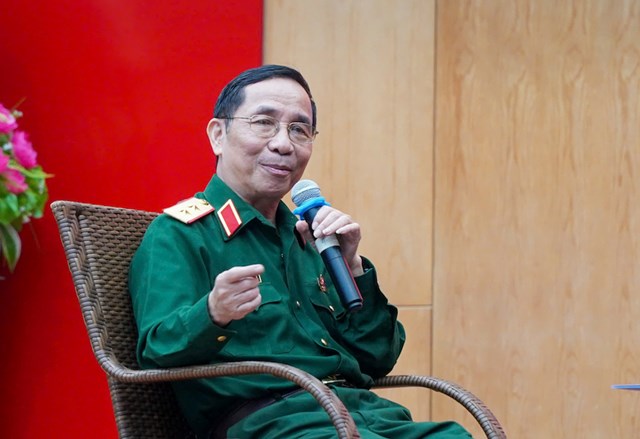 Trung tướng Nguyễn Thanh Tuấn, nguy&ecirc;n Cục trưởng Cục Tuy&ecirc;n huấn, Tổng cục Ch&iacute;nh trị Qu&acirc;n đội nh&acirc;n d&acirc;n Việt Nam trao đổi, chia sẻ kinh nghiệm tại diễn đ&agrave;n.