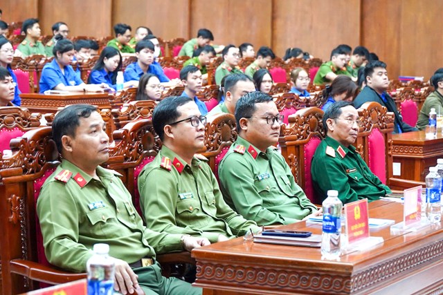 C&aacute;c đại biểu trao đổi, l&agrave;m r&otilde; vai tr&ograve; v&agrave; tr&aacute;ch nhiệm của thanh ni&ecirc;n trong việc n&acirc;ng cao khả năng nhận diện th&ocirc;ng tin sai lệch, đồng thời trang bị kỹ năng tham gia kh&ocirc;ng gian mạng một c&aacute;ch chủ động, đ&uacute;ng định hướng v&agrave; ph&ugrave; hợp quy định ph&aacute;p luật.