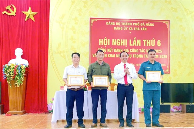 L&atilde;nh đạo x&atilde; Tr&agrave; T&acirc;n tuy&ecirc;n dương, khen thưởng c&aacute;c điển h&igrave;nh ti&ecirc;n tiến tr&ecirc;n c&aacute;c mặt trận, trong đ&oacute; c&oacute; những phối hợp, hỗ trợ, đ&oacute;ng g&oacute;p t&iacute;ch cực để g&oacute;p phần thực hiện thắng lợi chiến dịch Quang Trung tr&ecirc;n địa b&agrave;n.