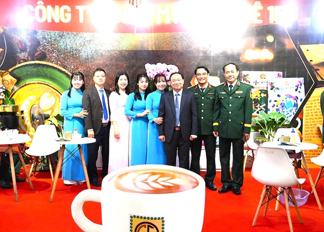 Hạt c&agrave; ph&ecirc; được gắn với c&acirc;u chuyện về v&ugrave;ng đất, con người v&agrave; tr&aacute;ch nhiệm bền vững, n&oacute; c&oacute; thể bước ra khỏi vai tr&ograve; nguy&ecirc;n liệu để trở th&agrave;nh sản phẩm mang gi&aacute; trị cao hơn.