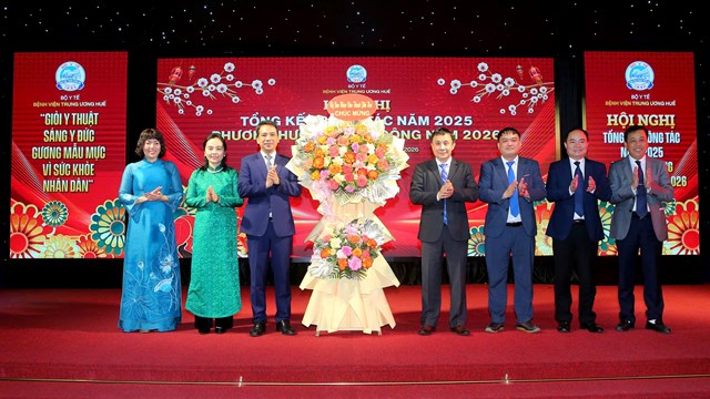 L&atilde;nh đạo UBND th&agrave;nh phố Huế đ&atilde; trao tặng lẵng hoa ch&uacute;c mừng v&agrave; ghi nhận những nỗ lực của Bệnh viện Trung ương Huế trong thời gian qua