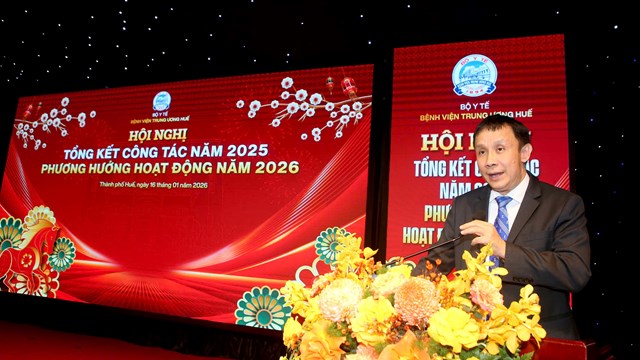 GS.TS. Phạm Như Hiệp &ndash; Gi&aacute;m đốc Bệnh viện Trung ương Huế ph&aacute;t biểu tại hội nghị