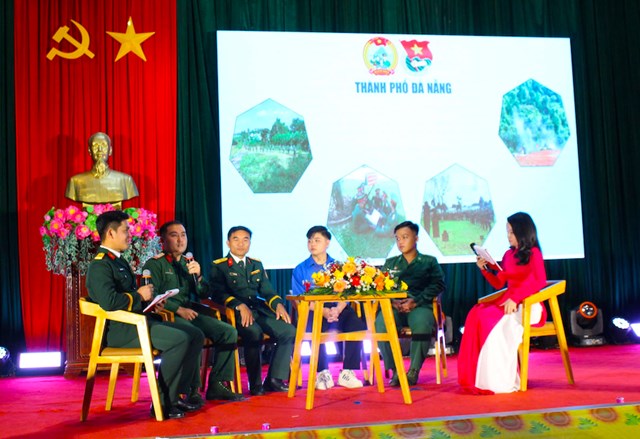 Tại buổi gặp mặt, nhiều chiến sĩ ti&ecirc;u biểu đ&atilde; chia sẻ những c&acirc;u chuyện giản dị nhưng ch&acirc;n thực về đời sống qu&acirc;n ngũ, nơi đ&atilde; hun đ&uacute;c bản lĩnh, kỷ luật v&agrave; tinh thần đồng đội.