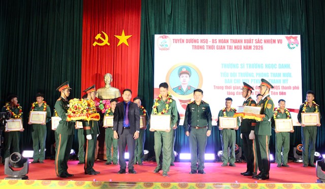 Dịp n&agrave;y,&nbsp;Bộ Chỉ huy Qu&acirc;n sự th&agrave;nh phố Đ&agrave; Nẵng đ&atilde; biểu dương, khen thưởng 49 hạ sĩ quan, chiến sĩ c&oacute; th&agrave;nh t&iacute;ch nổi bật trong qu&aacute; tr&igrave;nh c&ocirc;ng t&aacute;c.&nbsp;