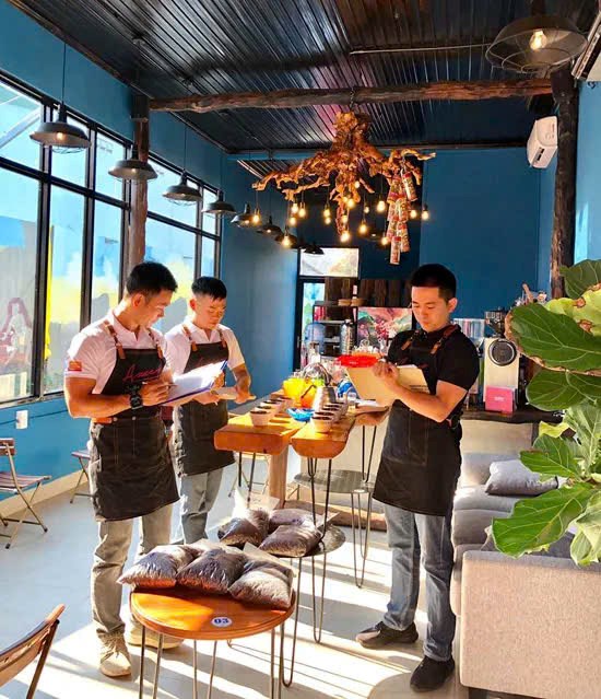 Theo Gi&aacute;m đốc C&ocirc;ng ty c&agrave; ph&ecirc; AZZAN Trần Quốc T&ugrave;ng: "Muốn giữ được chuẩn cho c&agrave; ph&ecirc; đặc sản, doanh nghiệp phải t&iacute;nh to&aacute;n rất kỹ, từ v&ugrave;ng nguy&ecirc;n liệu, quy tr&igrave;nh canh t&aacute;c hữu cơ, cho đến c&ocirc;ng nghệ rang xay v&agrave; bảo quản. Đ&acirc;y l&agrave; b&agrave;i to&aacute;n d&agrave;i hạn, kh&ocirc;ng thể n&oacute;ng vội&rdquo;.