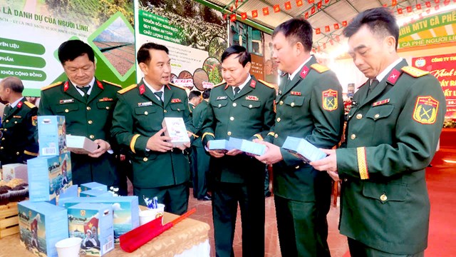 Theo Gi&aacute;m đốc C&ocirc;ng ty C&agrave; ph&ecirc; 15&nbsp;Thượng t&aacute; L&ecirc; Trung Th&agrave;nh, SEN CF15 Coffee l&agrave; d&ograve;ng c&agrave; ph&ecirc; đặc sản được chế biến từ hạt Robusta chất lượng cao, chọn lọc kỹ c&agrave;ng tr&ecirc;n c&aacute;c c&aacute;nh đồng mẫu lớn c&agrave; ph&ecirc;, chăm s&oacute;c theo hướng 100% hữu cơ, th&acirc;n thiện với m&ocirc;i trường.&nbsp;