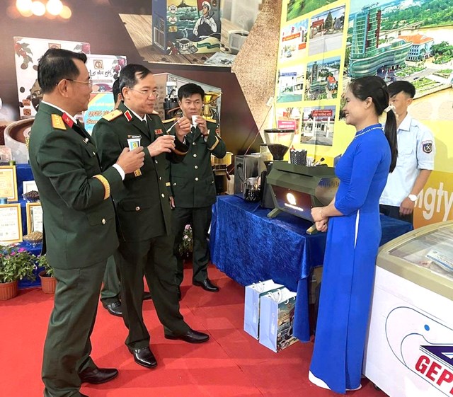 "C&agrave; ph&ecirc; người l&iacute;nh"- sản phẩm của C&ocirc;ng ty TNHHMTV C&agrave; ph&ecirc; 15 (Qu&acirc;n khu 5) l&agrave; một tỏng những sản phẩm c&agrave; ph&ecirc; mới với chất lượng v&agrave; ti&ecirc;u chuẩn xanh, hữu cơ, được th&igrave; trường đ&oacute;n nhận.