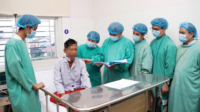 Bước tiến kỹ thuật trong phẫu thuật kết hợp xử lý thận đa nang và ghép thận - Ảnh 1