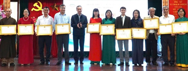 Ph&oacute; Chủ tịch HĐND th&agrave;nh phố Đo&agrave;n Ngọc H&ugrave;ng Anh (thứ 5 từ tr&aacute;i sang) trao khen thưởng cho c&aacute;c tập thể v&agrave; c&aacute; nh&acirc;n c&oacute; th&agrave;nh t&iacute;ch xuất sắc trong phong tr&agrave;o thi đua năm 2025 (Ảnh: NGỌC H&Agrave;).