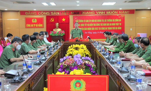 Trước đ&oacute;, chiều c&ugrave;ng ng&agrave;y, Bộ trưởng Bộ C&ocirc;ng an đ&atilde; đến thăm, l&agrave;m việc với lực lượng C&ocirc;ng an TP.Đ&agrave; Nẵng.