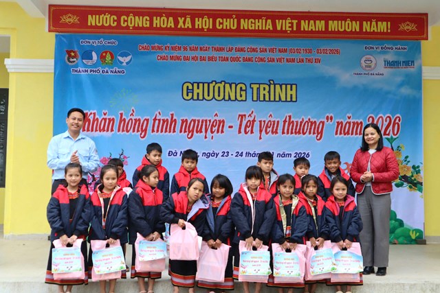 Chương tr&igrave;nh cũng d&agrave;nh sự quan t&acirc;m đặc biệt tới điều kiện sinh hoạt v&agrave; học tập hằng ng&agrave;y của trẻ em, trong đ&oacute; c&oacute; 308 suất qu&agrave; gồm vở, dụng cụ học tập v&agrave; &aacute;o ấm đ&atilde; được trao tận tay c&aacute;c em học sinh Trường Tiểu học Vừ A D&iacute;nh.