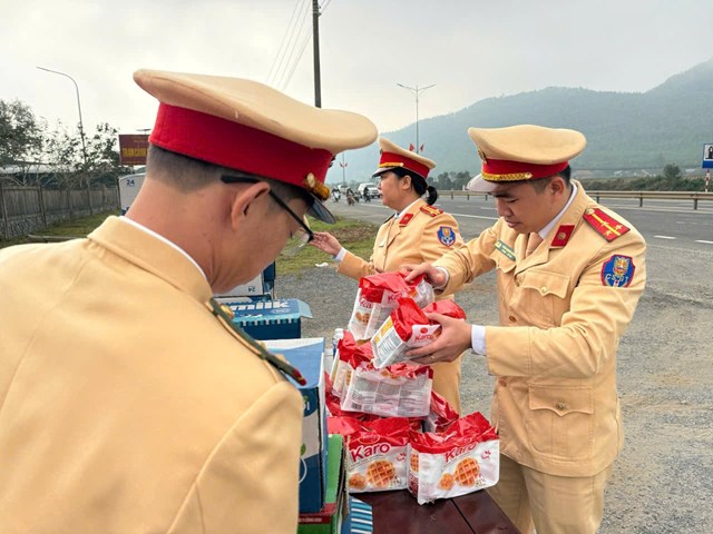 Những suất qu&agrave; chứa t&igrave;nh cảm đến từ c&aacute;n bộ, chiến sĩ CSGT TP Huế muốn gửi gắm đến b&agrave; con tr&ecirc;n đường về qu&ecirc; đ&oacute;n Tết ấm &aacute;p sum vầy b&ecirc;n gia đ&igrave;nh