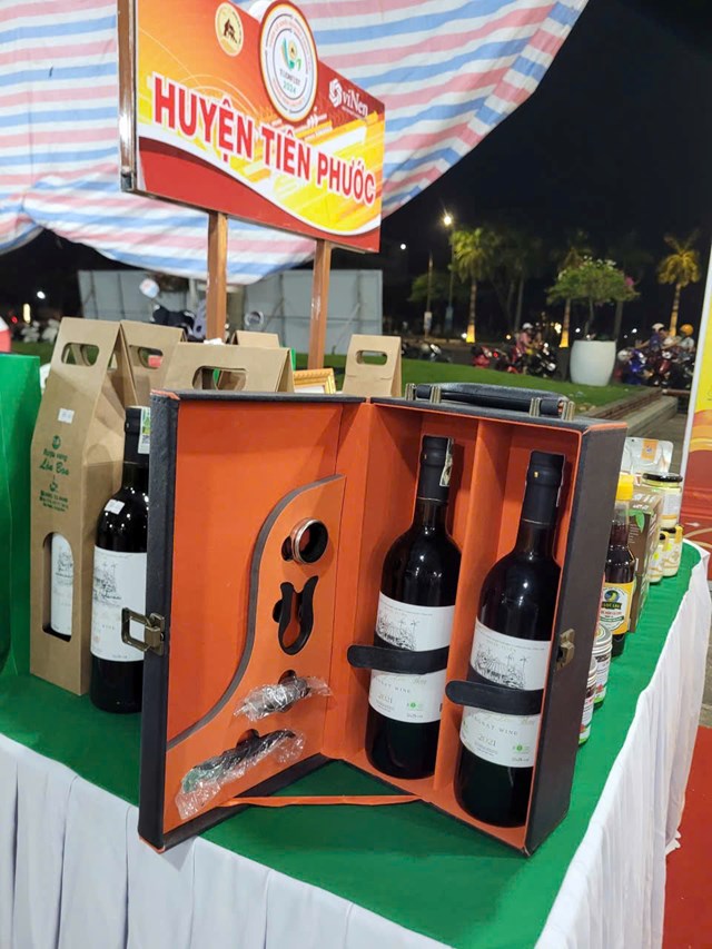 Mỗi chai rượu v&agrave;n l&ograve;n bon kh&ocirc;ng chỉ chứa hương vị tự nhi&ecirc;n m&agrave; c&ograve;n gửi gắm k&yacute; ức, truyền thống v&agrave; t&igrave;nh y&ecirc;u đất đai của những con người gắn b&oacute; với qu&ecirc; hương x&uacute; Ti&ecirc;n.