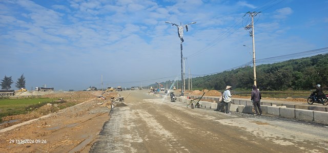 C&aacute;c đơn vị thi c&ocirc;ng đang thực hiện c&aacute;c phần việc cuối như lắp đặt hệ thống tho&aacute;t nước, vệ sinh mặt cầu