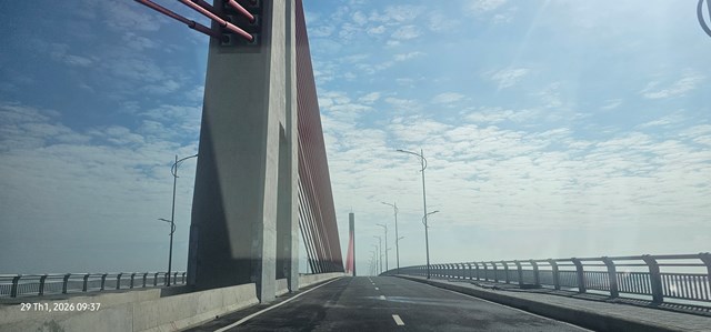 Cầu vượt cửa biển Thuận An dần lộ diện, “mạch nối” kinh tế ven biển vẫn đợi đường thông - Ảnh 1