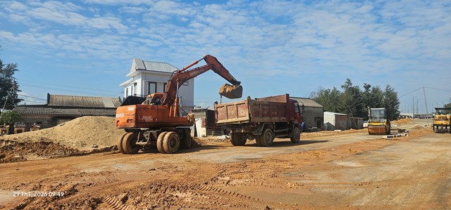 Tuyến đường dẫn 1B ph&iacute;a phường Thuận An &ndash; d&agrave;i gần 2,2km vẫn trong t&igrave;nh trạng thi c&ocirc;ng dở dang do chưa c&oacute; mặt bằng sạch đồng bộ.