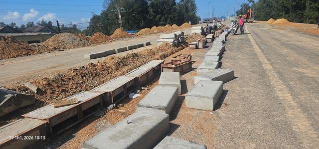 Cầu vượt cửa biển Thuận An dần lộ diện, “mạch nối” kinh tế ven biển vẫn đợi đường thông - Ảnh 2