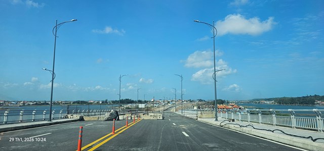 Lối l&ecirc;n cầu được r&agrave;o chắn kh&oacute;a