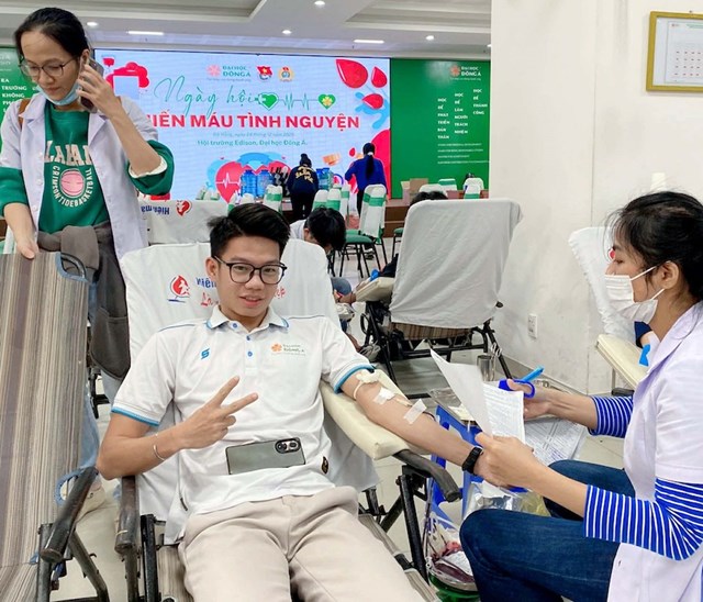 Sinh vi&ecirc;n Nguyễn Văn T&uacute; &ndash; B&iacute; thư Li&ecirc;n chi đo&agrave;n khoa &Ocirc; t&ocirc; Đại học Đ&ocirc;ng &Aacute; thm gia hiến m&aacute;u t&igrave;nh nguyện.