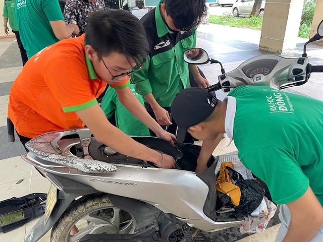 T&uacute; c&ugrave;ng đội SOS Đại học Đ&ocirc;ng &Aacute; sửa chữa miễn ph&iacute; xe m&aacute;y bị ngập nước cho b&agrave; con &ndash; phương tiện mưu sinh thiết yếu sau thi&ecirc;n tai.