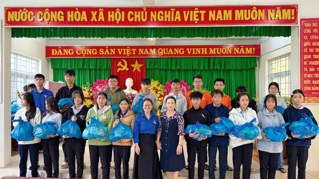 Đội SOS Đại học Đ&ocirc;ng &Aacute; với những việc l&agrave;m thiện nguyện sau thi&ecirc;n tai, g&oacute;p phần đồng h&agrave;nh với c&aacute;c bạn trẻ v&ugrave;ng thi&ecirc;n tai giảm bớt kh&oacute; khăn để tiếp tục đến trường.