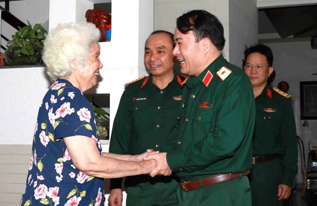 Kh&ocirc;ng chỉ l&agrave; những phần qu&agrave; ng&agrave;y Tết, mỗi chuyến đi cơ sở của Bộ Tư lệnh Qu&acirc;n khu c&ograve;n l&agrave; sự tri &acirc;n, tr&aacute;ch nhiệm v&agrave; cam kết đồng h&agrave;nh c&ugrave;ng nh&acirc;n d&acirc;n, g&oacute;p phần bồi đắp &ldquo;thế trận l&ograve;ng d&acirc;n&rdquo; trong thời b&igrave;nh.