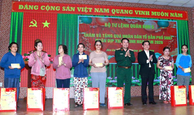 T&igrave;nh cảm của người l&iacute;nh d&agrave;nh cho nh&acirc;n d&acirc;n kh&ocirc;ng ở những g&oacute;i qu&agrave; Tết, m&agrave; đ&oacute; l&agrave; lời thề của &ldquo;đội qu&acirc;n từ Nh&acirc;n d&acirc;n m&agrave; ra, v&igrave; nh&acirc;n d&acirc;n phục vụ&rdquo;, x&acirc;y dựng &ldquo;thế trận l&ograve;ng d&acirc;n&rdquo; vững chắc.