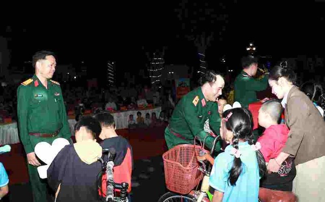 Bộ Tư lệnh Qu&acirc;n khu 5 tặng 50 chiếc xe đạp cho c&aacute;c ch&aacute;u học sinh ngh&egrave;o vượt kh&oacute; học giỏi.