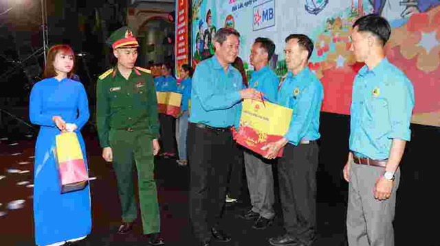 Chương tr&igrave;nh th&ecirc;m &yacute; nghĩa khi Tổng LĐLĐ Việt Nam tặng qu&agrave; đo&agrave;n vi&ecirc;n c&ocirc;ng đo&agrave;n C&ocirc;ng ty c&oacute; ho&agrave;n cảnh kh&oacute; khăn.