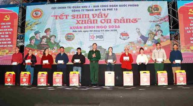 Đại t&aacute; Hồ Anh Tuấn, Ph&oacute; Chủ nhiệm Ch&iacute;nh trị Qu&acirc;n khu trao qu&agrave; của Qu&acirc;n khu tặng c&aacute;c hộ gia đ&igrave;nh kh&oacute; khăn.