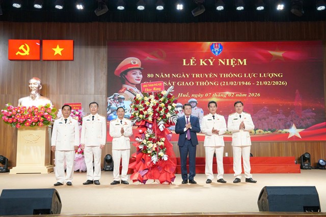 Ph&oacute; Chủ tịch UBND TP Huế Ho&agrave;ng Hải Minh tặng lẵng hoa ch&uacute;c mừng lực lượng CSGT C&ocirc;ng an TP Huế.