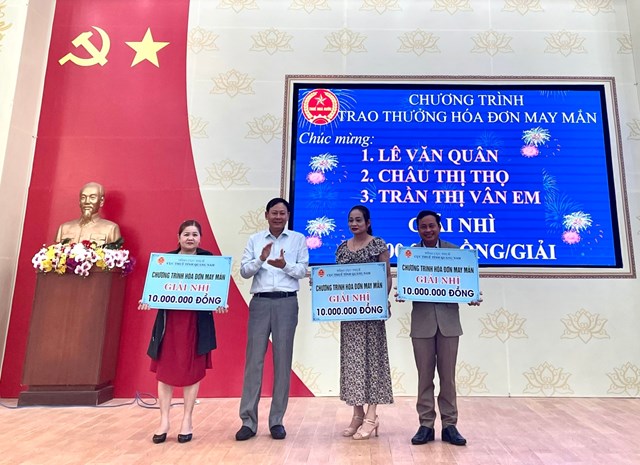 Trao thưởng chương tr&#236;nh “H&#243;a đơn may mắn”  - Ảnh 1