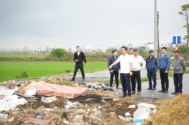 Ph&oacute; Chủ tịch UBND th&agrave;nh phố Trần Hữu Th&ugrave;y Giang y&ecirc;u cầu xử phạt nghi&ecirc;m c&aacute;c h&agrave;nh vi xả r&aacute;c sai quy định