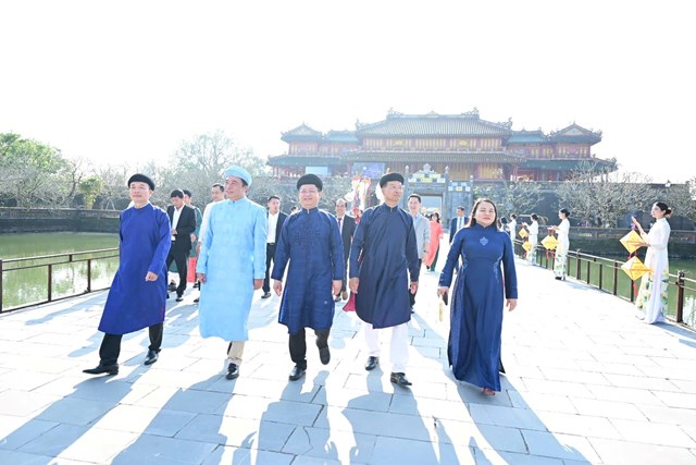 L&atilde;nh đạo Th&agrave;nh phố c&ugrave;ng người d&acirc;n thực hiện nghi thức "x&ocirc;ng đất" tại Đại Nội.