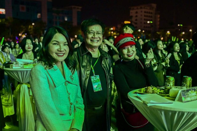 H&agrave;ng vạn người d&acirc;n v&agrave; du kh&aacute;ch h&agrave;o hứng đ&oacute;n năm mới tại đ&ecirc;m Countdown 2026