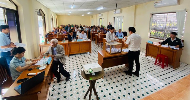 Chương tr&igrave;nh bốc thăm bố tr&iacute; thu&ecirc; căn hộ chung cư d&agrave;nh cho c&aacute;c hộ gia đ&igrave;nh thuộc diện người c&oacute; c&ocirc;ng với c&aacute;ch mạng tại khu chung cư x&atilde; hội tr&ecirc;n đường Vũ Mộng Nguy&ecirc;n (TP Đ&agrave; Nẵng).