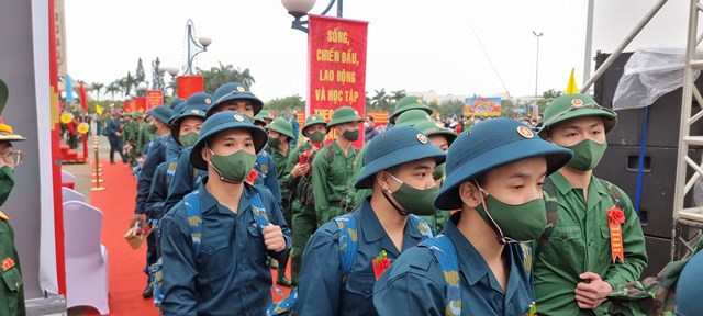 Tại TP. Đ&agrave; Nẵng, buổi Lễ giao- nhận qu&acirc;n diễn ra đồng loạt tại c&aacute;c quận, huyện trong khung giờ 7h00 s&aacute;ng ng&agrave;y 16/2 với&nbsp; kh&ocirc;ng kh&iacute; trang trọng- an to&agrave;n- đ&uacute;ng thời gian quy định v&agrave; đảm bảo c&ocirc;ng t&aacute;c ph&ograve;ng, chống dịch COVID-19.